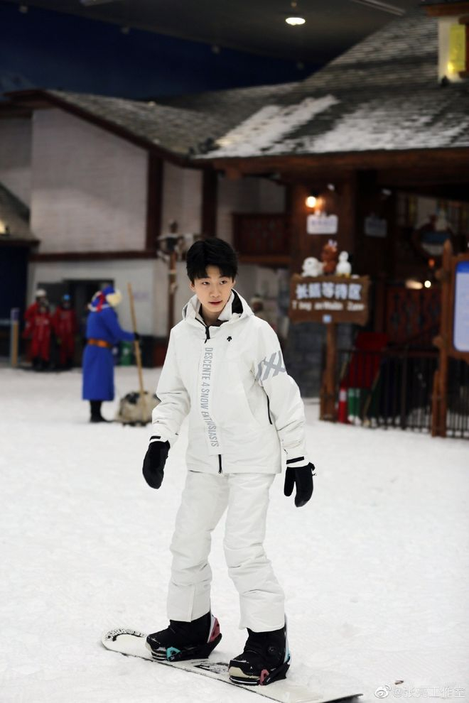 ▲天天登上《天天向上》，穿着帅气滑雪服登场。（图／翻摄自张亮工作室微博）