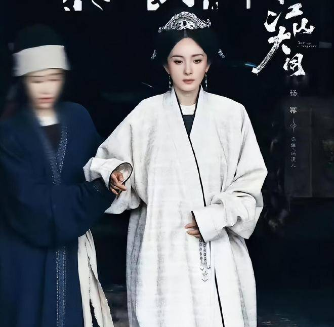 刘诗诗、杨幂、唐嫣，这三位85花中的佼佼者，也是昔日的仙剑三美，如今都已为母，却从未被家庭束缚脚步。她们各自选择不同事业路线，却同样坚守与努力，不被年龄定义，不被身份捆绑，一边温柔守护家庭、一边深耕事业、不断突破自我。母亲节前夕，再看她们的现状，不禁感慨：最好的母爱，从来不是牺牲自我，而是成为孩子的榜样；最精彩的人生，从来不是非此即彼，而是既能守护家庭的温暖，也能拥有属于自己的光芒。她们用行动告诉我们：当妈不是终点，而是新的起点，只要不放弃、不妥协，依旧能在自己的领域闪闪发光。