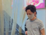50岁何炅胖了不少，一反常态高冷，而陈哲远被热情围观，挤到贴墙