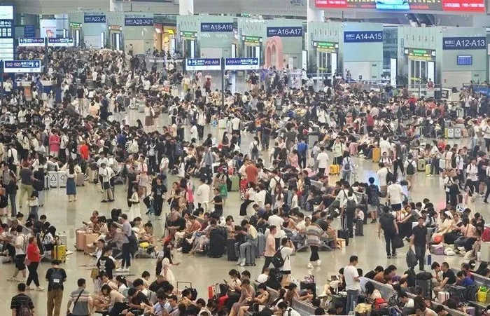 　　资料图：乘客在南宁东站候车。广西云-南国早报记者 何定坚 摄
