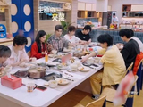 陈哲远好贴心，录综艺一直在照顾张婧仪，帮她夹菜，这段年上感好浓