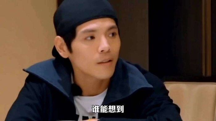 不过，如今的向佐似乎开始尝试与过去和解。随着短剧赛道的走红，他主动调侃自己终于找到了适合的赛道，甚至在直播带货时把当年的摸鼻梁梗再次拿出来玩，用自黑的方式消解曾经的尴尬。从被群嘲花五亿也捧不红，到在新的内容形态里重新找到存在感，这条路径并不算传统意义上的逆袭，却多了一种真实的松弛感。毕竟人生的起伏从来不只是一条直线，每个人都有可能在某个阶段跌进低谷，再在另一个不被看好的地方重新站稳。他自己也说过：真正的成功不是活成父母期待的样子，而是找到自己的路。这句话如果放在几年前，或许只会被当作一句空泛的回应，但放在今天，结合他一路的争议与调整，反而多了一点迟来的重量感。如今的他，学会了自嘲，也敢于面对不完美的自己，那些曾经被放大的标签，似乎也在这种松动里慢慢失去了锋利的边缘。