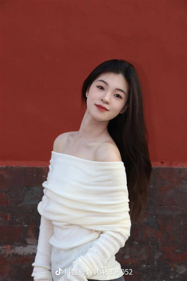 然而在信息传播过程中，真假混杂的现象始终存在，不少自媒体为了流量与关注度，刻意拼接或编造所谓婚讯关系升级等内容，借此吸引点击。对于普通人而言，在刷到类似豪门八卦信息时，更需要保持基本的判断力，不急于转发传播，尽量以官方或可靠信息源为准。因为任何未经证实的内容一旦扩散，都可能在无形中误导更多围观者，让谣言在网络中不断放大。