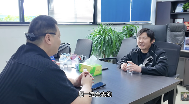 张雪接受台湾车评人谢宗桓采访时，表示未来会将车卖到台湾。图片来源：谢宗桓社交媒体截图