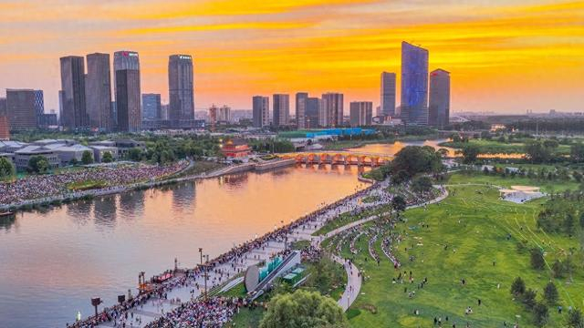 市民到运河两岸休憩散步，享受傍晚休闲时光。记者 常鸣/摄