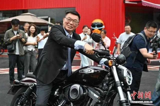 6月22日，台湾资深媒体人、台湾大学哲学系教授苑举正体验重庆产重型机车。中新社记者 何蓬磊 摄