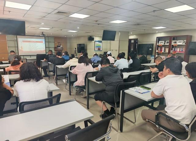 内蒙古自治区司法厅依托内蒙古12348公共法律服务热线平台，为企业开展专题普法讲座。（资料图）