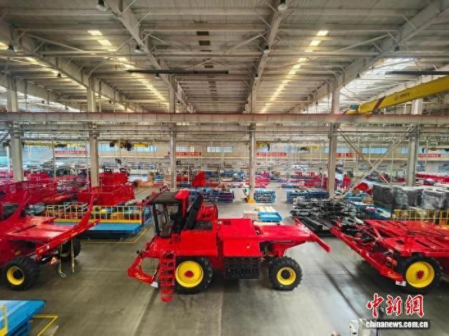 国内首条脉动式高端采棉机智能生产线正满负荷运转，全力保障市场供应。何瑞娜 摄