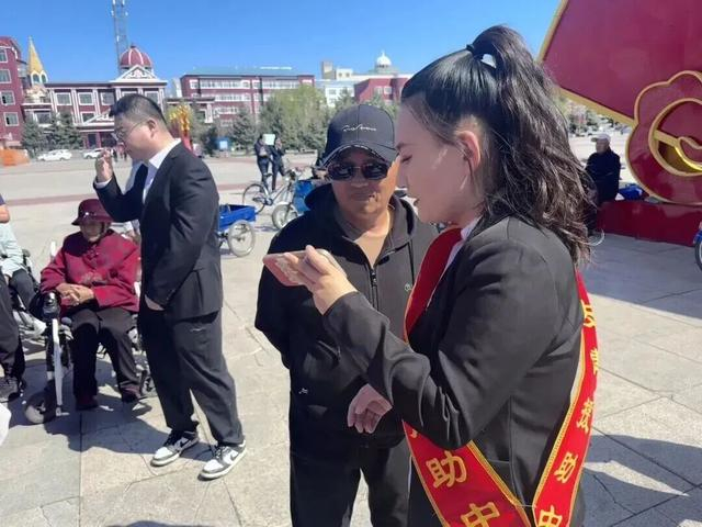 工作人员运用律众云法律顾问激活卡帮助群众解决法律问题。（资料图）
