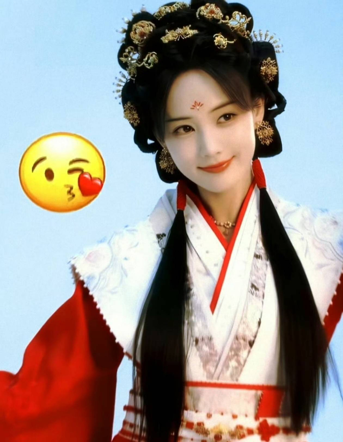 不过，也有不同声音存在。一些网友质疑，艺人多年经营的艺名是否应该因新规而被弱化，如果强制以本名为主，是否会影响作品传播与观众记忆？也有人认为，娱乐行业长期形成的艺名体系本身就是市场选择的结果，一刀切式调整是否过于简单。但从整体趋势来看，此次规范更偏向于解决虚高头衔与无序番位竞争的问题，让行业重新回到作品质量本身，而非停留在标签与排序的博弈上。 从出道至今，李一桐一直以低调著称，不炒作、不卷舆论、也很少参与流量纷争，大多数时间都在剧组沉心拍戏。如今面对艺名变化与番位调整，她依旧选择配合与接受，这种稳定与克制在娱乐圈并不常见。对于观众而言，比起名字与排位，真正能留下印象的，始终是角色本身的生命力与演员的真实演绎。《金枝》作为她在褪去艺名光环后的首部作品，也因此被赋予了更多期待。很多人都在等待答案：当李一桐这个标签逐渐退场后，李雪会交出怎样一份新的答卷。 看完这一系列变化，不禁让人思考一个问题：当艺名与本名发生冲突时，你认为哪一个更应该被保留？而在你心中，她最让你记住的，又是哪一个角色？