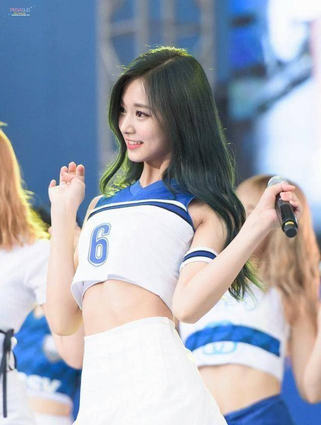如今JYP的做法非常明显，就是要让twice和ITZY给新女团倾斜粉丝，一个未出道的女团专辑买了6万张，要知道这仅仅是预售十天的成绩，大家想想都知道买专辑的人都是twice和ITZY的粉丝，JYP的这一手可谓是一箭双雕，不仅能给twice施压，还能让ITZY为新女团让路，就像韩流网友说得那样，ITZY无外国成员就注定不会被JYP所重视，看来JYP并没有大家想象的那么佛系。