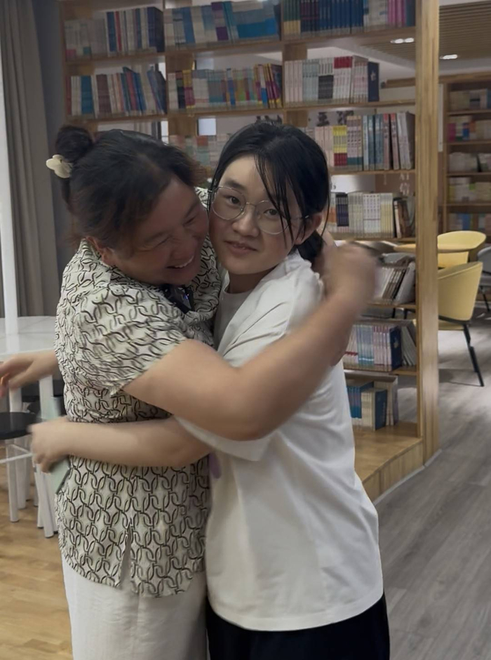 单亲妈妈工地扛钢管供女儿读书 女儿高考成绩被屏蔽