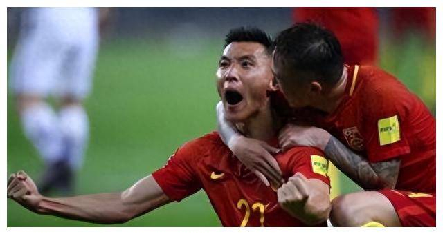 中国男足与韩国队之间的差距，主要原因是青训体系的差异以及中国足球人才库的凋零。要想提高中国男足的水平，青训体系是关键。我们需要建立起完备、系统、成熟的青训体系，为年轻球员提供系统性培训和发展机会，培养出有技术、有速度、有配合、有个性、有创造力的球员。我们也需要从韩国足球学习他们的规划和战略，建立起自己的风格和特色，为中国足球找到一条适合自己的发展之路。我们相信，只要我们努力奋斗，总有一天，我们能够战胜韩国队，实现中国足球的崛起。