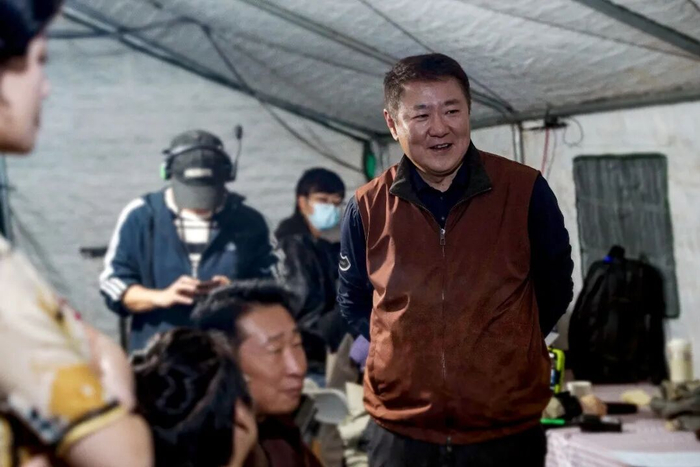 ▲于冬在《四渡》拍摄现场与主创交流。