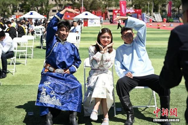 6月25日，内蒙古呼和浩特，毕业生身着民族服装拍照庆祝毕业。中新社记者 刘文华 摄