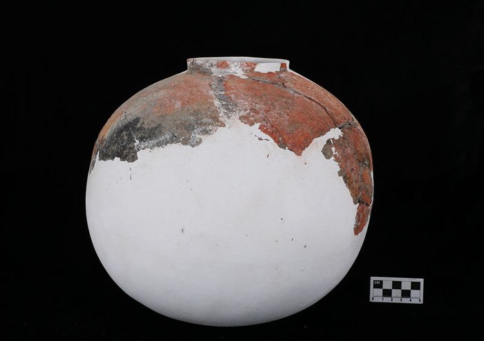 庵跟岙遗址出土制盐用具：小口红陶罐（距今4800年-4500年）。国家文物局供图