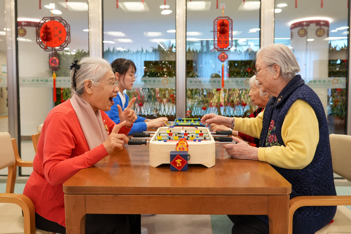 2026年2月10日，在北京市西城区银龄老年公寓，老人们在玩益智游戏。新华社记者 谢晗 摄