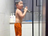 小孩哥冲凉房，深情清唱《可惜我是水瓶座》，网友：奶音唱出“大人味”心碎