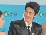肖战张婧仪相视一笑