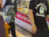 谢霆锋西安演唱会前打卡油泼面