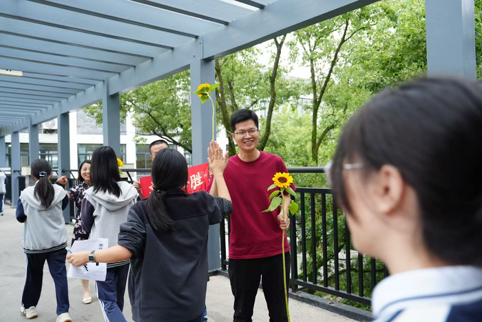 今年6月7日，殷鹏给学生送考。受访者供图