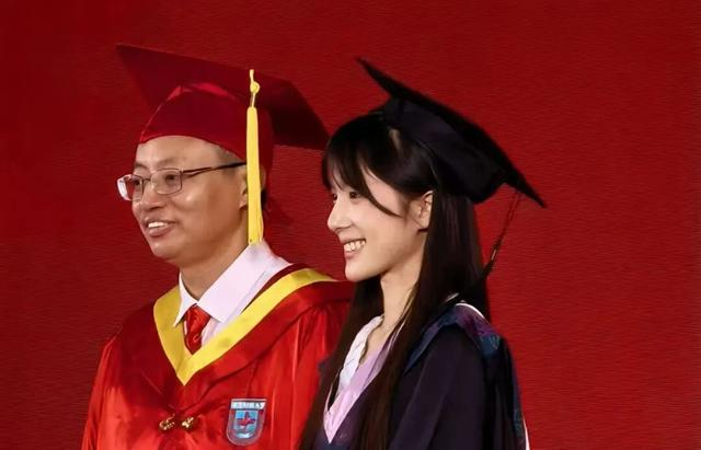 毕业典礼上，校领导给李思潼颁发了“榴园文化宣传大使”证书。合影时，校长一个嘴角压不住笑的表情被现场观众截图流传全网。
