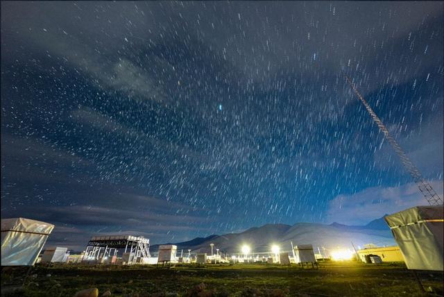6月20日，羊八井国际宇宙射线观测站上空的星空（堆栈照片）。新华社记者 晋美多吉 摄