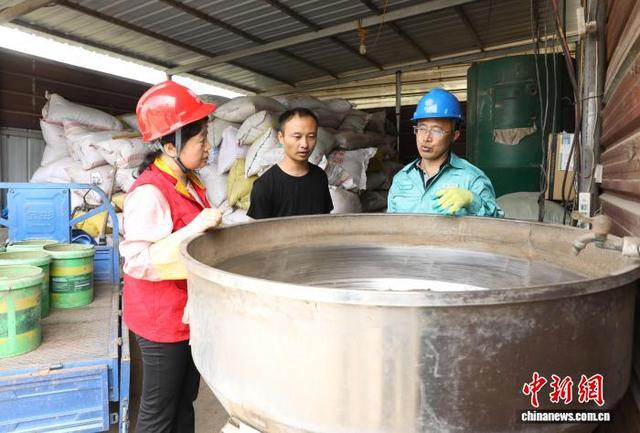 供电所将养殖场纳入重点客户服务清单，定期上门巡检。国网临汾供电公司供图