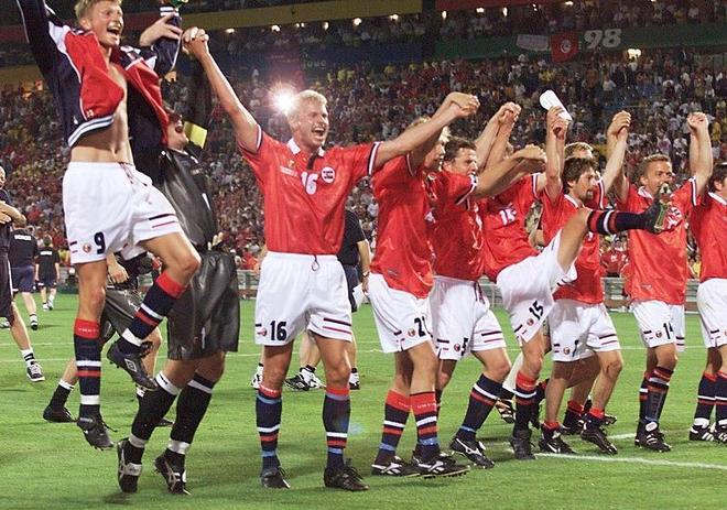 △1998年世界杯：巴西VS挪威 挪威队赛后谢场