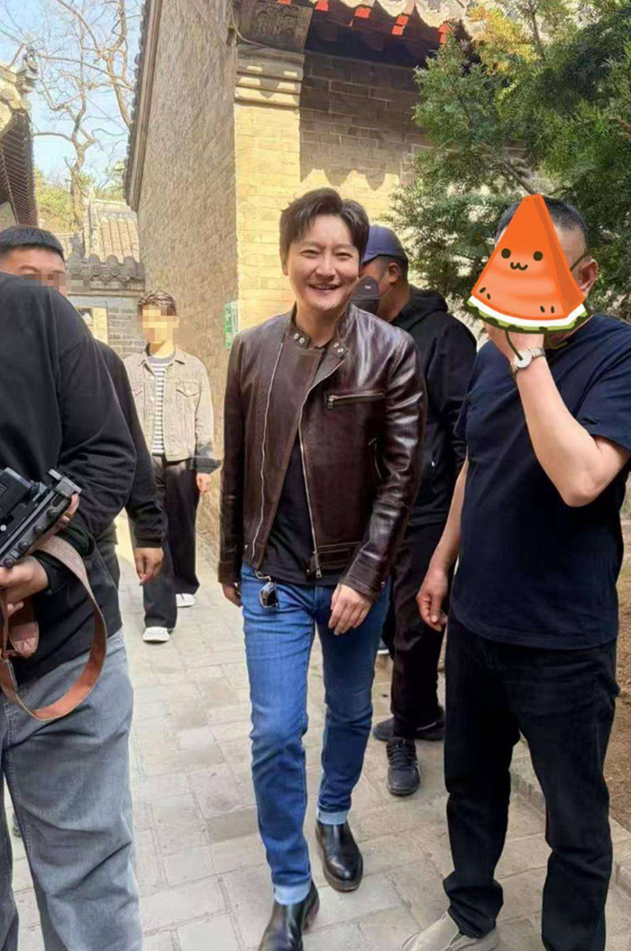 据悉，此次郭京飞携妻子现身辽宁，并非只是单纯度假。早前，有网友在大孤山偶遇过他，当时身边还带着数位摄影师，似乎是在录制节目，暗示这次行程可能兼具工作与生活的双重目的。