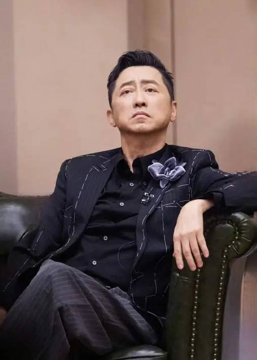 而林志炫的经历则更为曲折。他在节目第一期改编《悟空》，加入京剧老生戏腔，并搭配戏曲风格妆造，风格冲击极强，直接引发争议并垫底。第二期挑战《秋意浓》，试图致敬张学友经典，却仅获第六名。之后在第十期凭《太难唱了》短暂反弹击败单依纯，但在突围赛中再度失利，最终在争议与质疑声中结束了自己的舞台旅程。 在这样的对照之下，杨坤的这次淘汰也显得更具讨论空间。 不同的是，庾澄庆在被淘汰后仅以一句一日游嘛，人生就是这样自嘲带过，并缺席赛后采访，回归低调。而随后他还曾无意间点赞一条略带情绪化的评论，引发外界更多解读。 相比之下，杨坤的态度显得更加开放与克制。他坦言希望未来还有机会回到这样重要的舞台继续唱歌，同时也毫不吝啬地表达对其他选手的认可。他提到：今天留下来的弟弟妹妹们，让我看到了新时代歌手的表达方式，他们在发声方法以及情感处理上的确值得我们学习。也祝福他们在《歌手》的舞台走得更远。 这一番话没有锋芒，也没有情绪对抗，更像是一位经历过起伏的歌者，在舞台边缘留下的一种体面告别。
