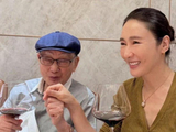 黎姿晒父合照贵气装扮脸显僵硬医美感过重