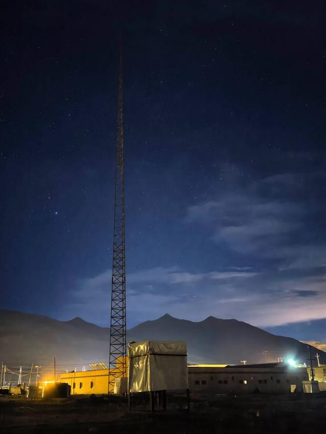 6月20日晚在西藏当雄县拍摄的羊八井国际宇宙射线观测站。新华社记者 李梦馨 摄
