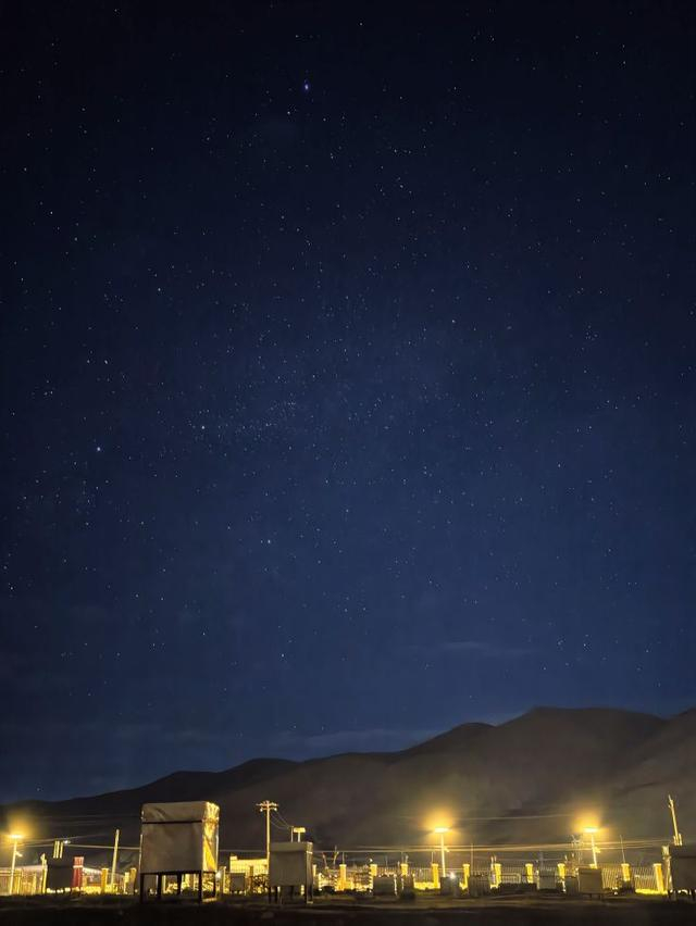 6月20日晚在西藏当雄县羊八井国际宇宙射线观测站拍摄的星空。新华社记者 李梦馨 摄