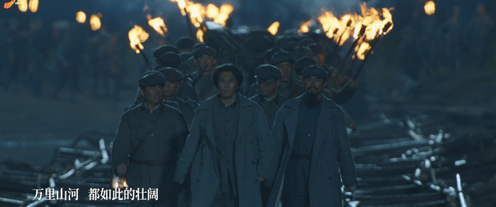 主题曲《渡》截图。影片正在全国热映中，走进影院，一起感受这场长征史上的军事传奇，汲取逆风翻盘的勇气与力量。