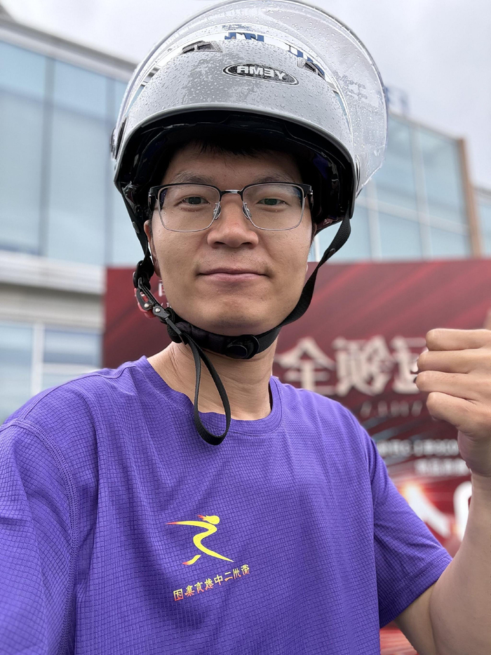 6月19日，殷鹏送外卖遇上下雨，雨水淋湿他的头盔。受访者供图