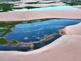 赤峰沙漠湖水同框，王一博歌声伴美景