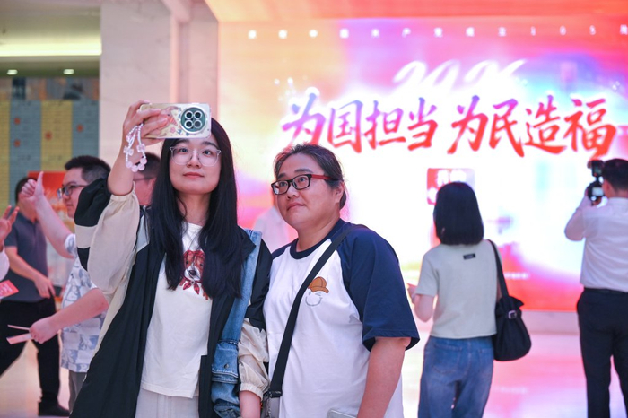 2026年6月26日，上海影城，人们打卡“为国担当 为民造福——2026我的电影党课”活动。澎湃新闻记者 吴栋 图