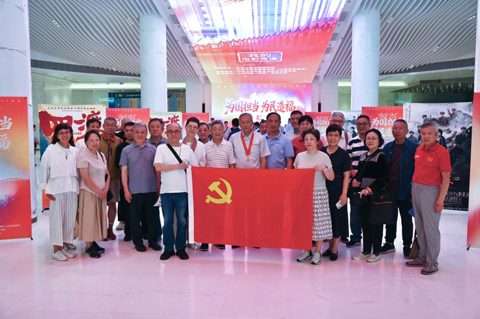 2026年6月26日，上海影城，部分党员在活动现场合影。澎湃新闻记者 吴栋 图