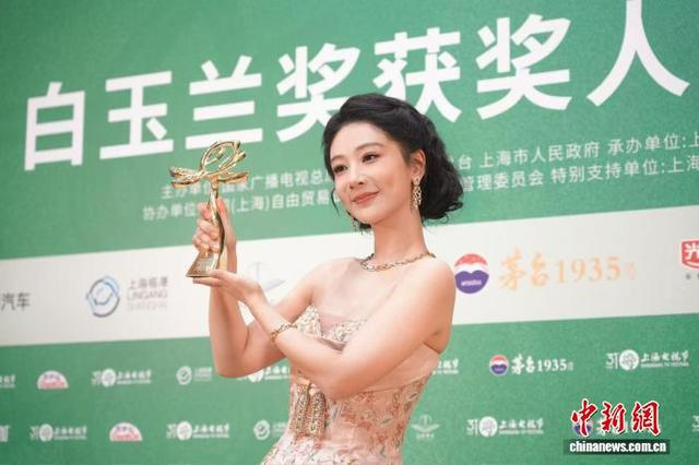 6月26日晚，演员杨紫获第31届上海电视节白玉兰奖最佳女主角。 中新社记者 张亨伟 摄