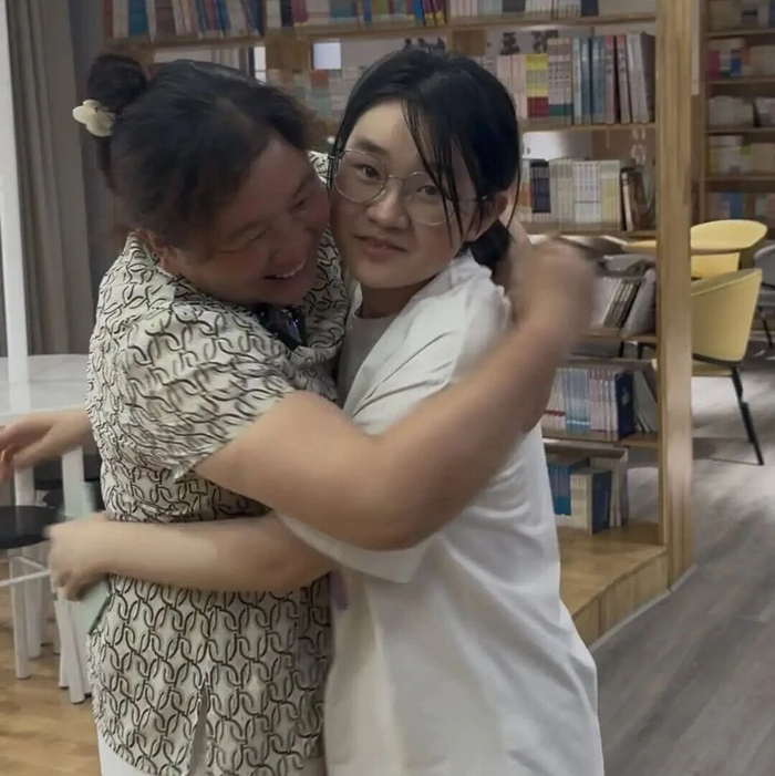妈妈扛钢管供女儿读书，女儿高考分数被屏蔽，母女相拥而泣！