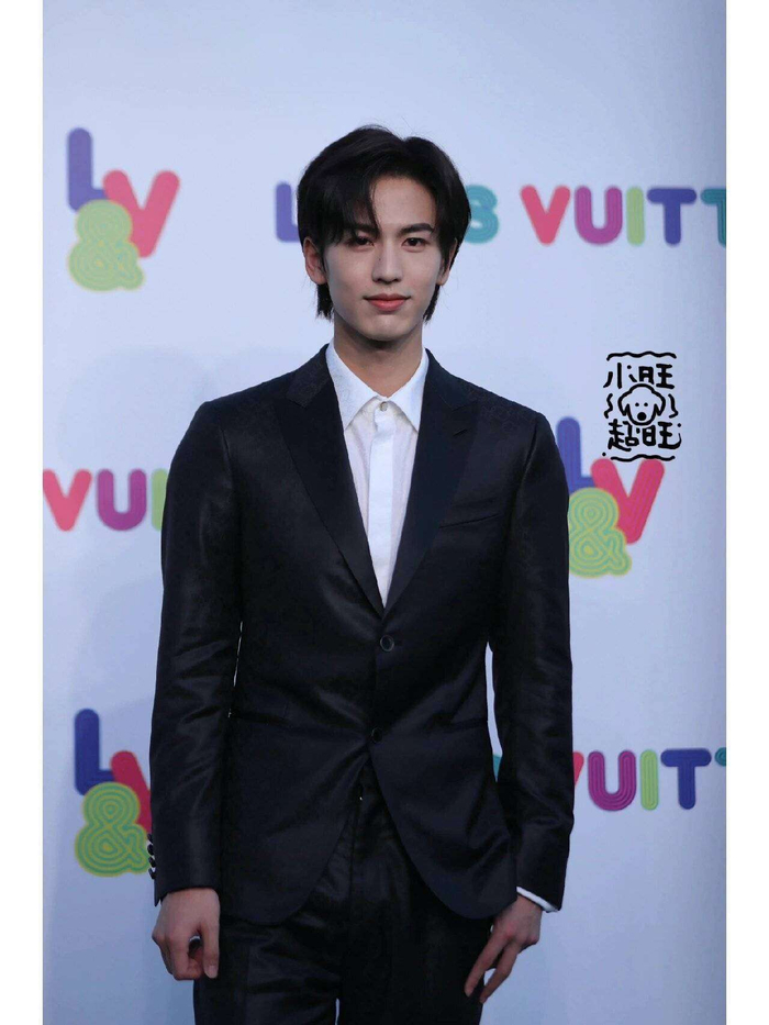 评论区的演我现场更是让人忍俊不禁。有人写道：地铁上强撑的我，简直就是他的路透现场。也有人说：甲方催稿时困到重影，但手还是不停改方案。甚至《新京报》都发文称，这种真实感撕开了娱乐圈的完美滤镜。粉丝们心疼又急切：工作室能不能安排热饭，行程表别排得比高考还紧密！毕竟再能扛的95后，也不过是血肉之躯。白玉兰的荣光，理应配得上稳稳的幸福。当全网都在感叹困得都帅的同时，也许我们真正该记住的，是每一位努力发光的人，都值得被温柔以待。