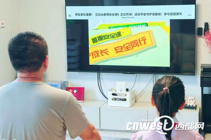 家长刘先生和女儿一起观看直播。