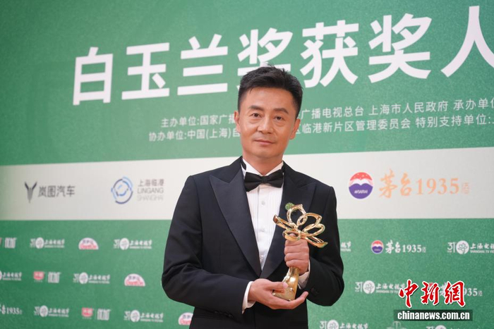 6月26日晚，第31届上海电视节白玉兰奖揭晓获奖名单。图为李雪凭借《生命树》获得最佳导演。中新社记者 张亨伟 摄