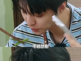 王俊凯在中餐厅化身造梗机器人