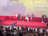 白敬亭首映礼扭秧歌
