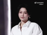 刘雨昕白衬衫亮相浪姐成团夜，呼吁女性力量照亮每个人