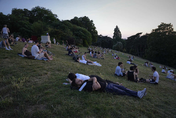 当地时间2026年6月25日，法国巴黎，在晚上，人们在布特肖蒙公园休息，以躲避房间中的闷热高温。视觉中国 图