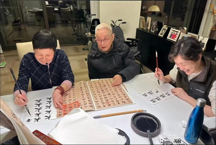 吴越过年时和家人一起练书法。 图源网络