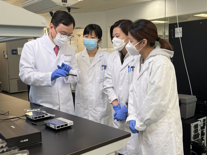　　分子生物学临床应用专家卢煜明（左一）与研究团队在实验室工作（资料照片）。 新华社发（香港中文大学供图）
